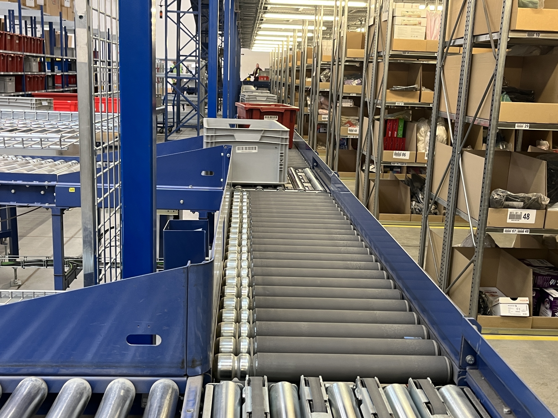 Belt conveyor in Geis warehouse for babymarkt.de